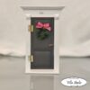 Harmaa tontun ovi Villa Saalix (1)