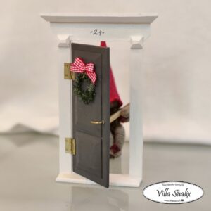 Tontun ovi Villa Saalix punainen